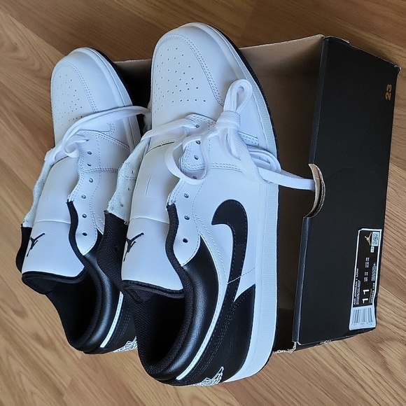NIB Nike Air Jordan 1 Retro Low Mens Size 11 White/Black-White - Picture 6 of 10